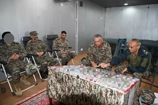Srinagar: उधमपुर में जीओसी ने परिचालन और सुरक्षा व्यवस्था का जायजा लिया Srinagar: उधमपुर में जीओसी ने परिचालन और सुरक्षा व्यवस्था का जायजा लिया