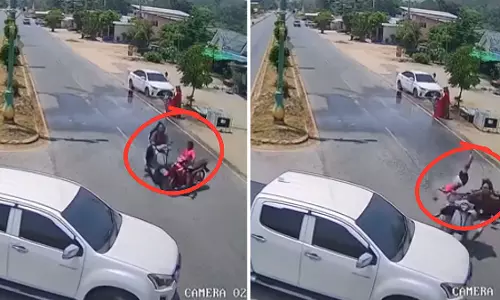 Jhabua : बाइक और स्कूटर की टक्कर के बाद कार चालक की सूझबूझ से बची जान