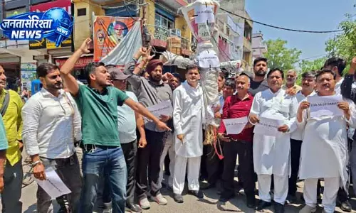 Jammu: गरीबों के अधिकारों के लिए कांग्रेस ने जेडीए पुतला जलाया Jammu: गरीबों के अधिकारों के लिए कांग्रेस ने जेडीए पुतला जलाया