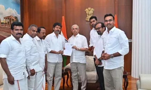 विजय ने राज्यपाल से मुलाकात कर तमिलनाडु में सरकार बनाने का दावा किया पेश