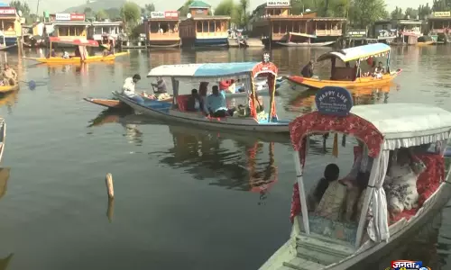 Kashmir में पर्यटकों की भारी भीड़, डल झील की शांति और ठंडा मौसम बना आकर्षण का केंद्र Kashmir में पर्यटकों की भारी भीड़, डल झील की शांति और ठंडा मौसम बना आकर्षण का केंद्र