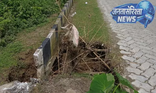 Assam : प्री-मानसून बारिश के बाद धोला-सादिया लिंक रोड पर कटाव Assam : प्री-मानसून बारिश के बाद धोला-सादिया लिंक रोड पर कटाव