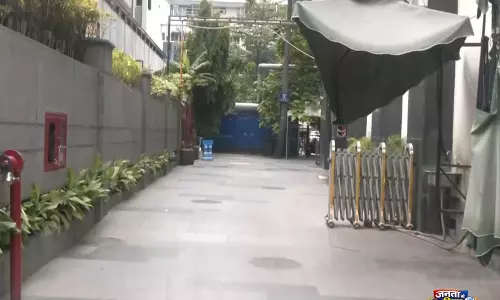 सत्ता जाने के बाद TMC MP अभिषेक बनर्जी के घर के बाहर सिक्योरिटी कम कर दी गई सत्ता जाने के बाद TMC MP अभिषेक बनर्जी के घर के बाहर सिक्योरिटी कम कर दी गई