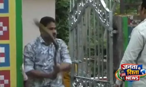 Boudh के पुरुनाकाटक पुलिस स्टेशन पर पुलिस और गांववालों के बीच झड़प Boudh के पुरुनाकाटक पुलिस स्टेशन पर पुलिस और गांववालों के बीच झड़प