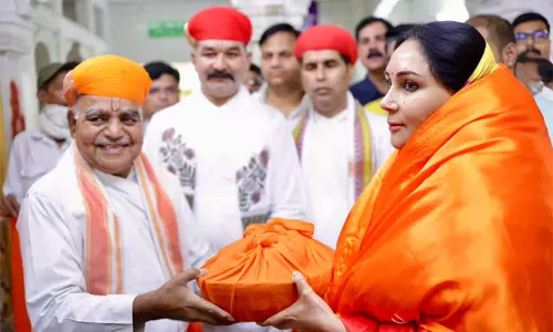 Jaipur: उपमुख्यमंत्री दीया कुमारी ने नाथद्वारा पहुंचकर श्रीनाथजी मंदिर में पूजा की Jaipur: उपमुख्यमंत्री दीया कुमारी ने नाथद्वारा पहुंचकर श्रीनाथजी मंदिर में पूजा की