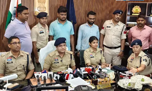 रायपुर में ज्वेलर्स के साथ चेन झपटमारी करने वाला गिरफ्तार रायपुर में ज्वेलर्स के साथ चेन झपटमारी करने वाला गिरफ्तार