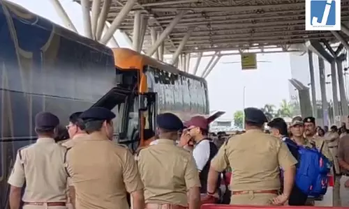 मुंबई इंडियंस की टीम पहुंची रायपुर, एयरपोर्ट पर फैंस की भारी भीड़ मुंबई इंडियंस की टीम पहुंची रायपुर, एयरपोर्ट पर फैंस की भारी भीड़