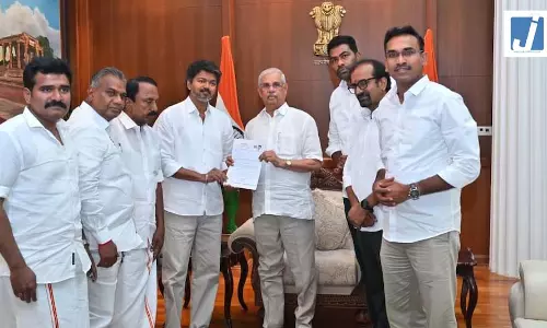 तमिलनाडु: थलापति विजय ने सरकार बनाने का दावा पेश किया, राज्यपाल ने 118 विधायकों के समर्थन के पत्र की मांग की तमिलनाडु: थलापति विजय ने सरकार बनाने का दावा पेश किया, राज्यपाल ने 118 विधायकों के समर्थन के पत्र की मांग की