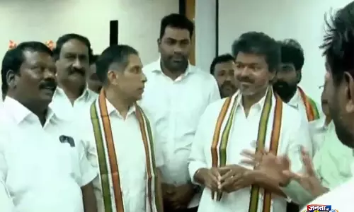 तमिलनाडु कांग्रेस के सदस्यों ने चेन्नई में विजय से मुलाकात की, TVK के साथ गठबंधन की पुष्टि की तमिलनाडु कांग्रेस के सदस्यों ने चेन्नई में विजय से मुलाकात की, TVK के साथ गठबंधन की पुष्टि की