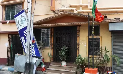 पश्चिम बंगाल: अज्ञात बदमाशों ने कथित तौर पर TMC मंत्री अरूप बिस्वास के टॉलीगंज ऑफिस में तोड़फोड़ की पश्चिम बंगाल: अज्ञात बदमाशों ने कथित तौर पर TMC मंत्री अरूप बिस्वास के टॉलीगंज ऑफिस में तोड़फोड़ की