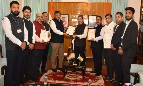 पश्चिम बंगाल के CEO ने गवर्नर को चुनाव का नोटिफिकेशन सौंपा; जीत के बाद BJP दावा पेश करेगी पश्चिम बंगाल के CEO ने गवर्नर को चुनाव का नोटिफिकेशन सौंपा; जीत के बाद BJP दावा पेश करेगी