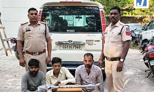रेलवे पुल के पास तलवार लहराकर लोगों में दहशत फैलाने वाले तीन आरोपी गिरफ्तार रेलवे पुल के पास तलवार लहराकर लोगों में दहशत फैलाने वाले तीन आरोपी गिरफ्तार