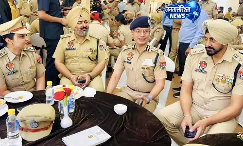 लुधियाना में DGP के खाने पर 550 पुलिसकर्मी, खुलकर हुई बातचीत लुधियाना में DGP के खाने पर 550 पुलिसकर्मी, खुलकर हुई बातचीत