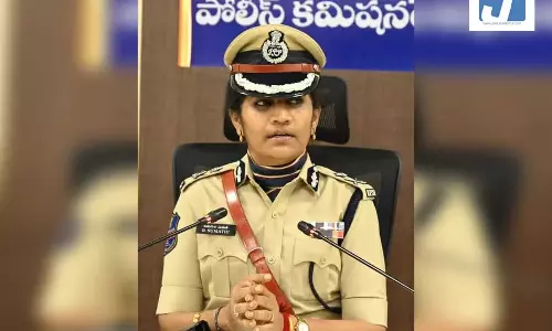 आधी रात को आम महिला बनकर सड़क पर खड़ी रही पुलिस अधिकारी, 40 ने किया परेशान आधी रात को आम महिला बनकर सड़क पर खड़ी रही पुलिस अधिकारी, 40 ने किया परेशान