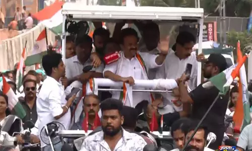 कांग्रेस के नवनिर्वाचित विधायक VD सतीशन ने चुनाव जीतने के बाद पेरावुर में रोड शो किया कांग्रेस के नवनिर्वाचित विधायक VD सतीशन ने चुनाव जीतने के बाद पेरावुर में रोड शो किया