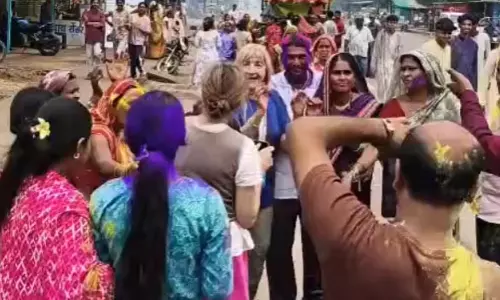 छत्तीसगढ़ के विवाह समारोह में विदेशी मेहमानों ने लगाया डांस का तड़का छत्तीसगढ़ के विवाह समारोह में विदेशी मेहमानों ने लगाया डांस का तड़का