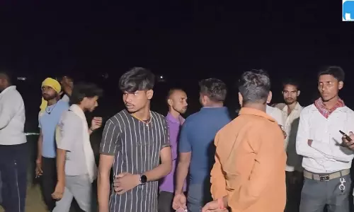 यमुना में बड़ा हादसा, शादी से लौट रही नाव नदी में पलटी यमुना में बड़ा हादसा, शादी से लौट रही नाव नदी में पलटी