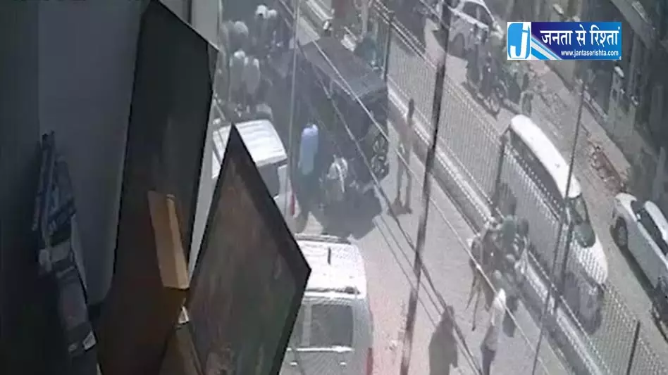 स्कूटी को बेकाबू थार ने कुचला फिर घसीटा, महिला की हालत नाजुक स्कूटी को बेकाबू थार ने कुचला फिर घसीटा, महिला की हालत नाजुक