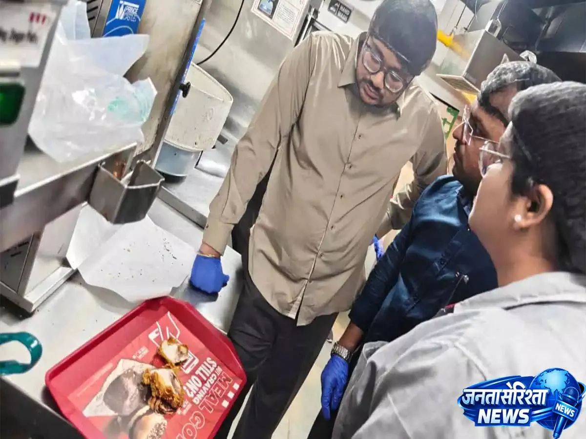 कोंडापुर KFC में फ़ूड सेफ़्टी जांच: अनसेफ़ ऑयल बरामद कोंडापुर KFC में फ़ूड सेफ़्टी जांच: अनसेफ़ ऑयल बरामद