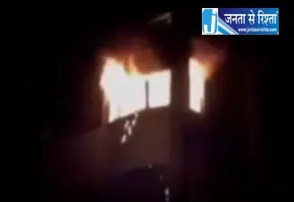 अपार्टमेंट के चौथे माले में लगी आग, सतर्कता के चलते जनहानि नहीं अपार्टमेंट के चौथे माले में लगी आग, सतर्कता के चलते जनहानि नहीं