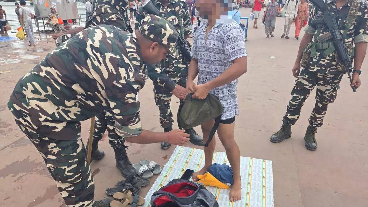 Haridwar: हरकी पैड़ी पर सुरक्षा के बीच पुलिस का फ्लैग मार्च Haridwar: हरकी पैड़ी पर सुरक्षा के बीच पुलिस का फ्लैग मार्च
