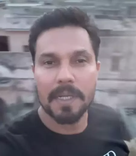 रणदीप हुड्डा ने अपने पुश्तैनी घर और गांव के जीवन की झलक दिखाई रणदीप हुड्डा ने अपने पुश्तैनी घर और गांव के जीवन की झलक दिखाई