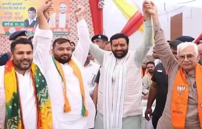 Sonipat: सोनीपत में सियासी बदलाव, पूर्व डिप्टी मेयर ने पार्टी बदली Sonipat: सोनीपत में सियासी बदलाव, पूर्व डिप्टी मेयर ने पार्टी बदली