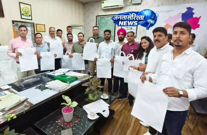 रोटरी क्लब ने Yamunanagar नगर निगम को 1000 कपड़े के थैले दिए रोटरी क्लब ने Yamunanagar नगर निगम को 1000 कपड़े के थैले दिए