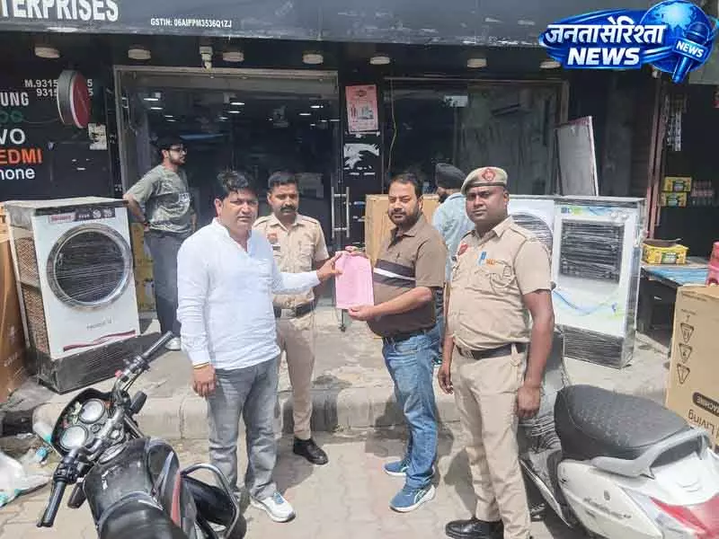 हरियाणा के Yamunanagar में आठ दुकानदारों के चालान काटे गए हरियाणा के Yamunanagar में आठ दुकानदारों के चालान काटे गए