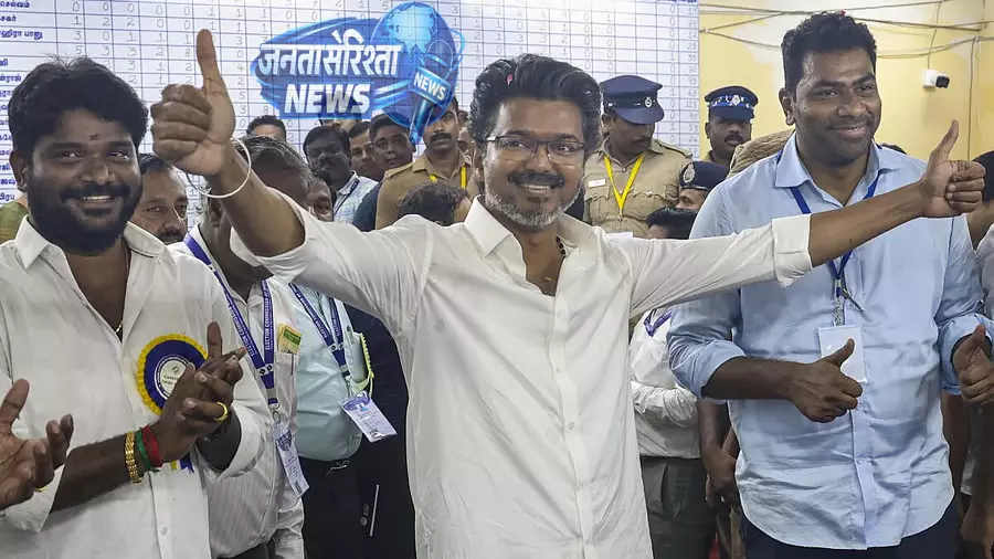 AIADMK में बड़ा राजनीतिक मोड़, कई विधायकों ने TVK को समर्थन देने की जताई इच्छा AIADMK में बड़ा राजनीतिक मोड़, कई विधायकों ने TVK को समर्थन देने की जताई इच्छा