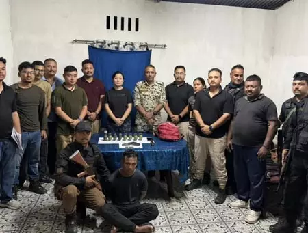 असम के शिवसागर में उल्फा-आई का एक कार्यकर्ता गिरफ्तार, पिस्तौल व ग्रेनेड बरामद असम के शिवसागर में उल्फा-आई का एक कार्यकर्ता गिरफ्तार, पिस्तौल व ग्रेनेड बरामद