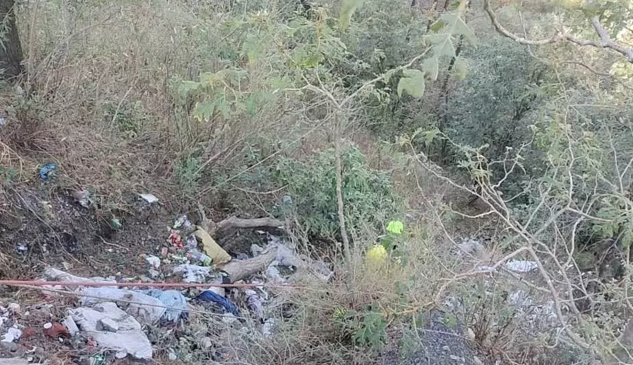 100 मीटर गहरी खाई में गिरा ट्रक, चालक की मौत, हेल्पर घायल 100 मीटर गहरी खाई में गिरा ट्रक, चालक की मौत, हेल्पर घायल