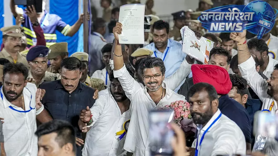 तमिलनाडु में त्रिकोणीय राजनीतिक समीकरण, TVK को लेकर समर्थन की चर्चाओं से बढ़ी हलचल तमिलनाडु में त्रिकोणीय राजनीतिक समीकरण, TVK को लेकर समर्थन की चर्चाओं से बढ़ी हलचल