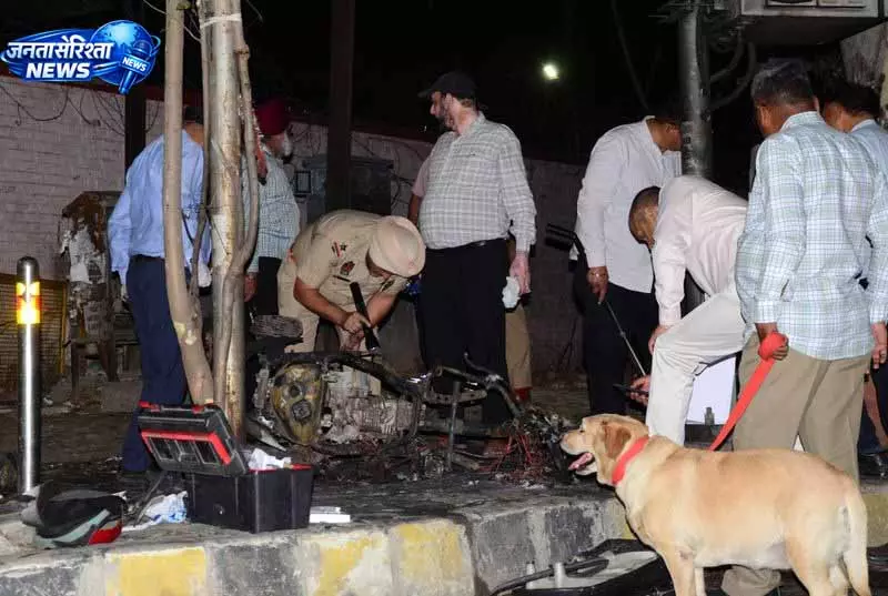 डस्टबिन में बम रखकर BSF हेडक्वार्टर पर हुआ धमाका, जालंधर में तनाव डस्टबिन में बम रखकर BSF हेडक्वार्टर पर हुआ धमाका, जालंधर में तनाव