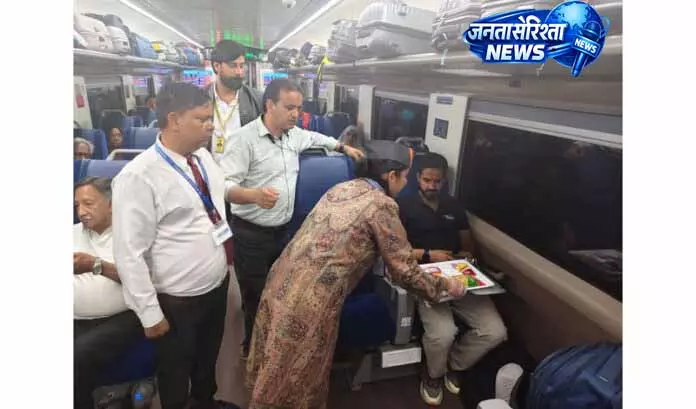 यात्रियों की भारी भीड़ से चमका Jammu-Srinagar वंदे भारत एक्सप्रेस यात्रियों की भारी भीड़ से चमका Jammu-Srinagar वंदे भारत एक्सप्रेस