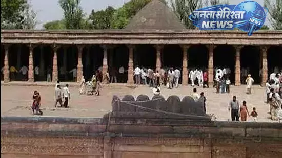 भोजशाला-कमल मौला मस्जिद विवाद: ASI ने कोर्ट में पेश की 2000 पेज की रिपोर्ट भोजशाला-कमल मौला मस्जिद विवाद: ASI ने कोर्ट में पेश की 2000 पेज की रिपोर्ट
