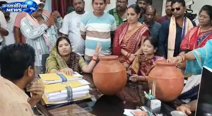 Bolangir में जल संकट पर बीजद पार्षदों ने किया प्रदर्शन Bolangir में जल संकट पर बीजद पार्षदों ने किया प्रदर्शन