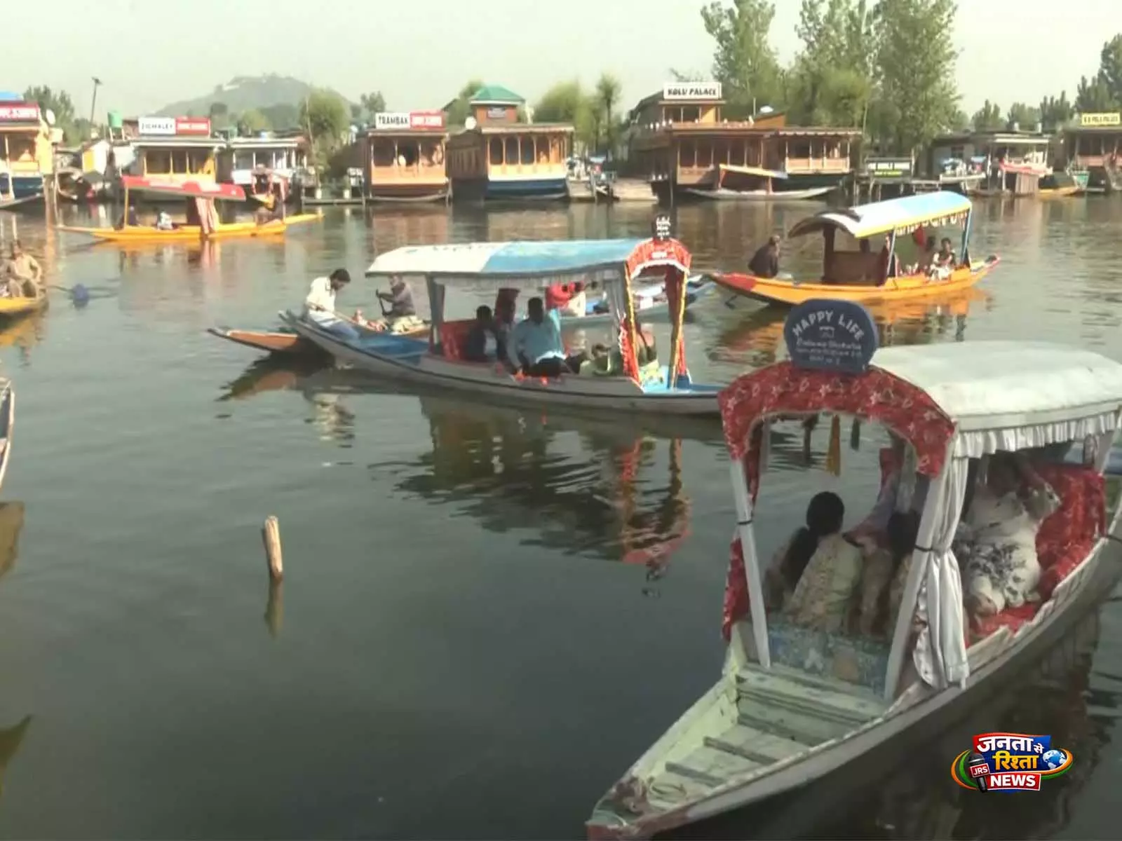 Kashmir में पर्यटकों की भारी भीड़, डल झील की शांति और ठंडा मौसम बना आकर्षण का केंद्र Kashmir में पर्यटकों की भारी भीड़, डल झील की शांति और ठंडा मौसम बना आकर्षण का केंद्र
