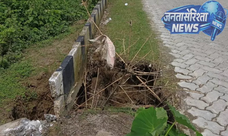 Assam : प्री-मानसून बारिश के बाद धोला-सादिया लिंक रोड पर कटाव Assam : प्री-मानसून बारिश के बाद धोला-सादिया लिंक रोड पर कटाव
