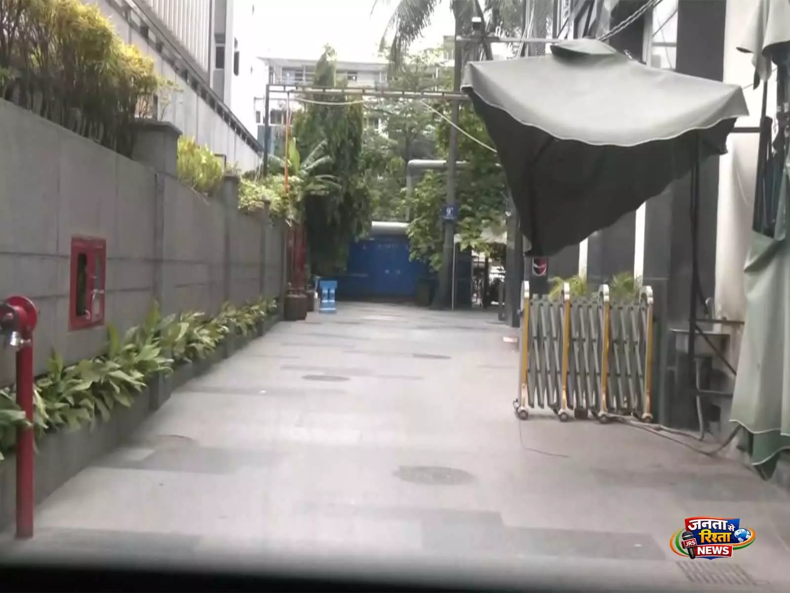 सत्ता जाने के बाद TMC MP अभिषेक बनर्जी के घर के बाहर सिक्योरिटी कम कर दी गई सत्ता जाने के बाद TMC MP अभिषेक बनर्जी के घर के बाहर सिक्योरिटी कम कर दी गई