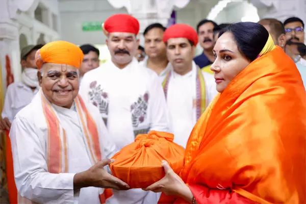 Jaipur: उपमुख्यमंत्री दीया कुमारी ने नाथद्वारा पहुंचकर श्रीनाथजी मंदिर में पूजा की Jaipur: उपमुख्यमंत्री दीया कुमारी ने नाथद्वारा पहुंचकर श्रीनाथजी मंदिर में पूजा की