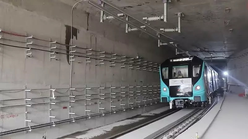 Mumbai मेट्रो 3 में धुएं की घटना से यात्रियों में हलचल Mumbai मेट्रो 3 में धुएं की घटना से यात्रियों में हलचल