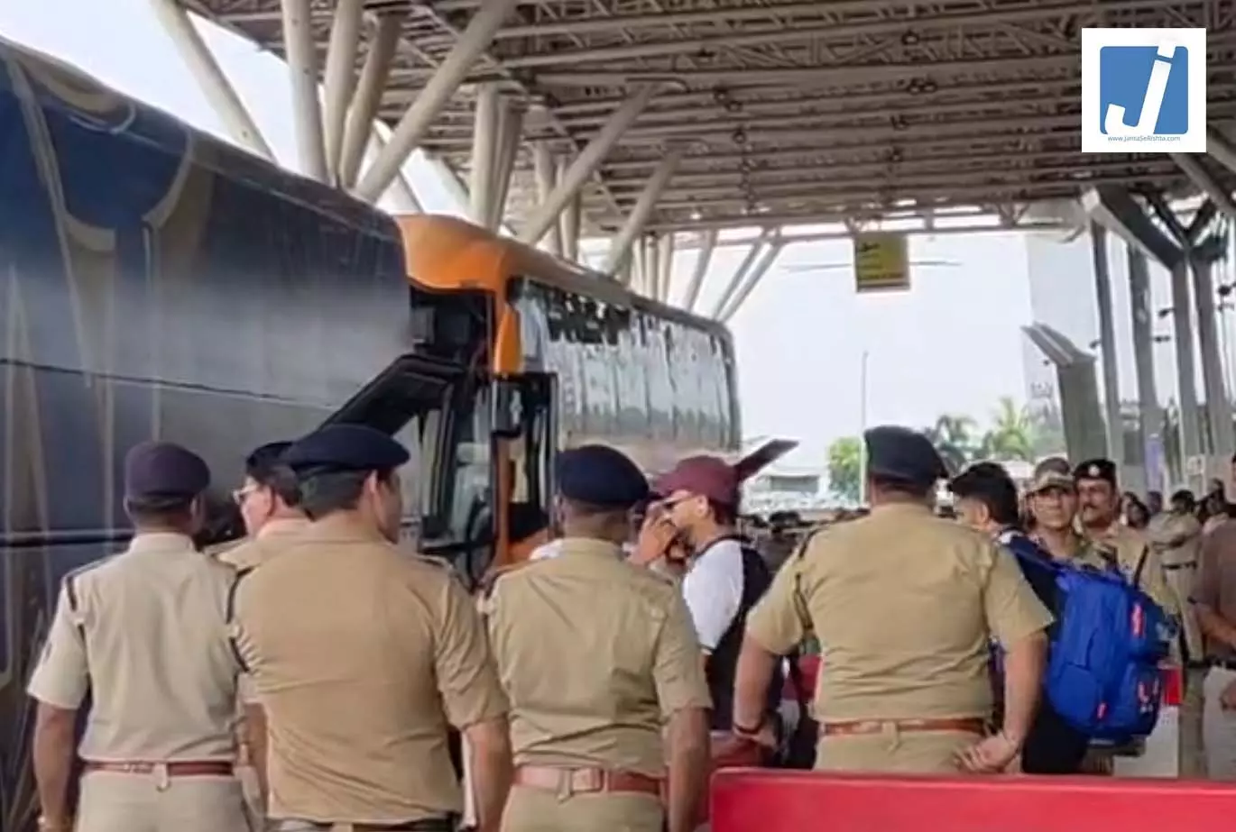मुंबई इंडियंस की टीम पहुंची रायपुर, एयरपोर्ट पर फैंस की भारी भीड़ मुंबई इंडियंस की टीम पहुंची रायपुर, एयरपोर्ट पर फैंस की भारी भीड़