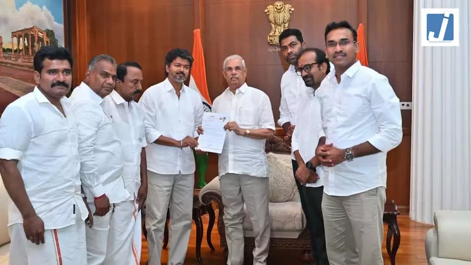 तमिलनाडु: थलापति विजय ने सरकार बनाने का दावा पेश किया, राज्यपाल ने 118 विधायकों के समर्थन के पत्र की मांग की तमिलनाडु: थलापति विजय ने सरकार बनाने का दावा पेश किया, राज्यपाल ने 118 विधायकों के समर्थन के पत्र की मांग की