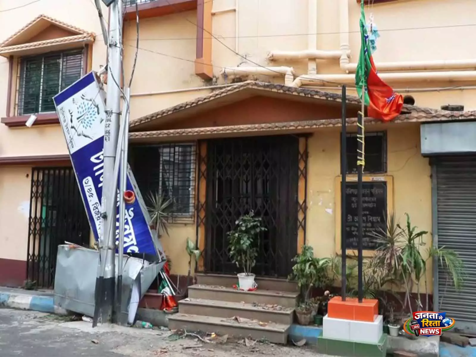 पश्चिम बंगाल: अज्ञात बदमाशों ने कथित तौर पर TMC मंत्री अरूप बिस्वास के टॉलीगंज ऑफिस में तोड़फोड़ की पश्चिम बंगाल: अज्ञात बदमाशों ने कथित तौर पर TMC मंत्री अरूप बिस्वास के टॉलीगंज ऑफिस में तोड़फोड़ की