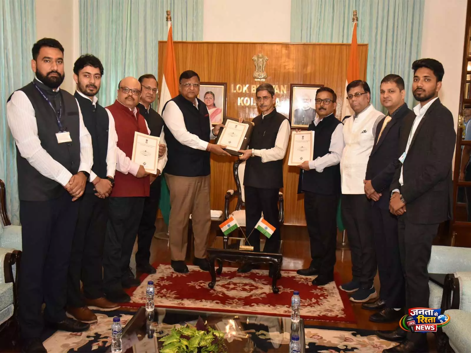 पश्चिम बंगाल के CEO ने गवर्नर को चुनाव का नोटिफिकेशन सौंपा; जीत के बाद BJP दावा पेश करेगी पश्चिम बंगाल के CEO ने गवर्नर को चुनाव का नोटिफिकेशन सौंपा; जीत के बाद BJP दावा पेश करेगी