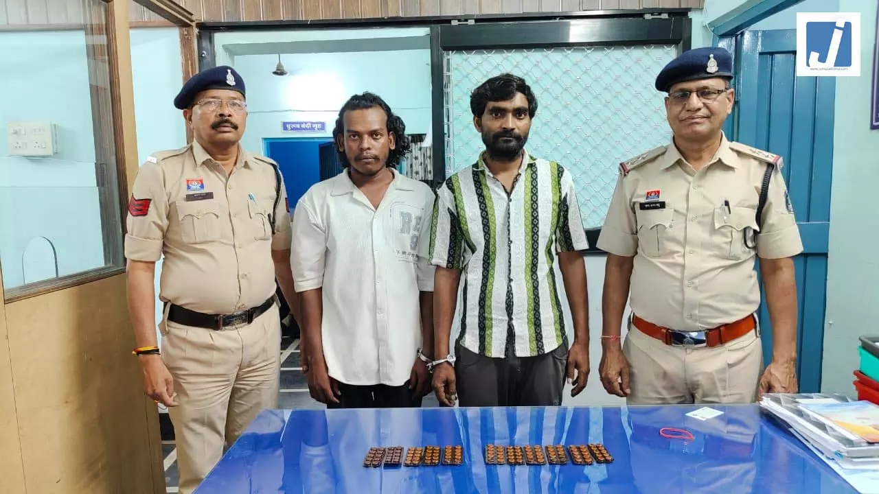 जोरा पानी टंकी के पास नशे की गोली बेचने ग्राहक तलाशते पकड़े गए 2 युवक जोरा पानी टंकी के पास नशे की गोली बेचने ग्राहक तलाशते पकड़े गए 2 युवक