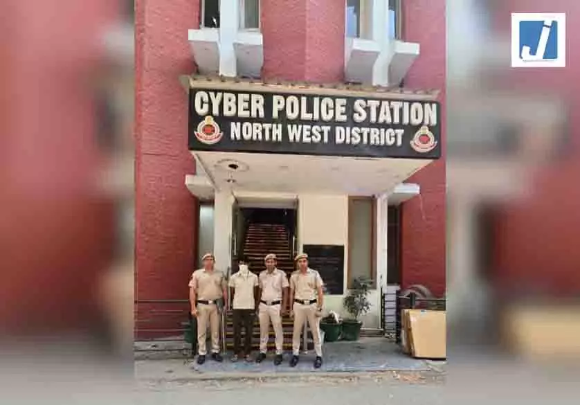 सेक्सटॉर्शन रैकेट के मास्टरमाइंड को दबोचा, अश्लील वीडियो दिखाया गया, फिर... सेक्सटॉर्शन रैकेट के मास्टरमाइंड को दबोचा, अश्लील वीडियो दिखाया गया, फिर...