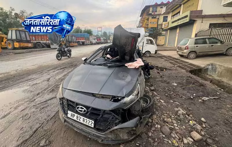 Himachal: क्रेन से टकराई कार, तीन की मौत, दो की हालत गंभीर Himachal: क्रेन से टकराई कार, तीन की मौत, दो की हालत गंभीर