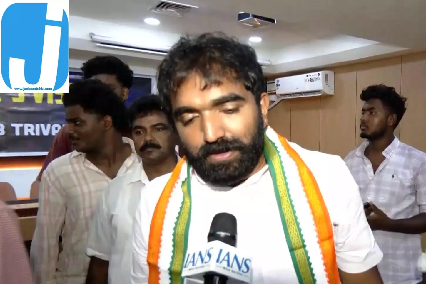 पुथुप्पल्ली सीट से जीत के बाद चांडी ओमन का बयान, यूडीएफ को मिला जनसमर्थन पुथुप्पल्ली सीट से जीत के बाद चांडी ओमन का बयान, यूडीएफ को मिला जनसमर्थन